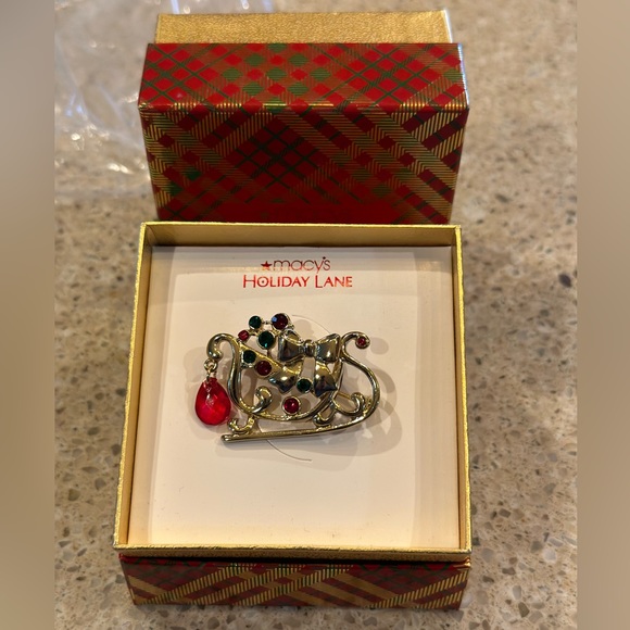 Macy’s Holiday Lane Sleigh brooch Metal And Enamel ~ New In Box - Picture 8 of 16